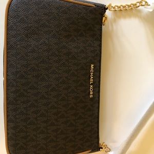 Brand New Michael Kors Jet Set MD Convs Pouchette